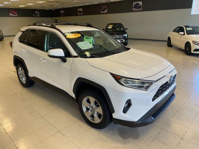 Photo of 2021 Super White Toyota RAV4