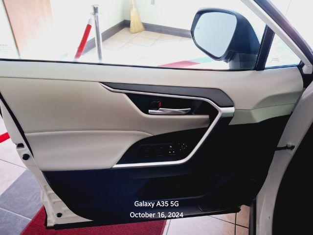 Photo of 2021 Super White Toyota RAV4