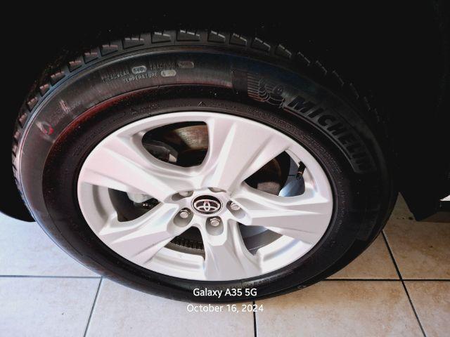 Photo of 2021 Super White Toyota RAV4