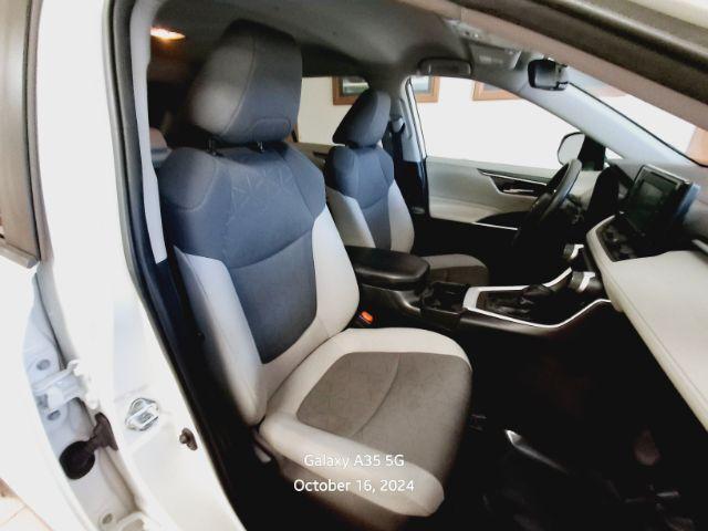Photo of 2021 Super White Toyota RAV4
