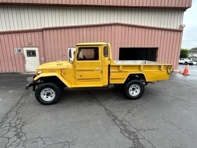 Photo of 1985 Yellow Toyota Land Cruiser
