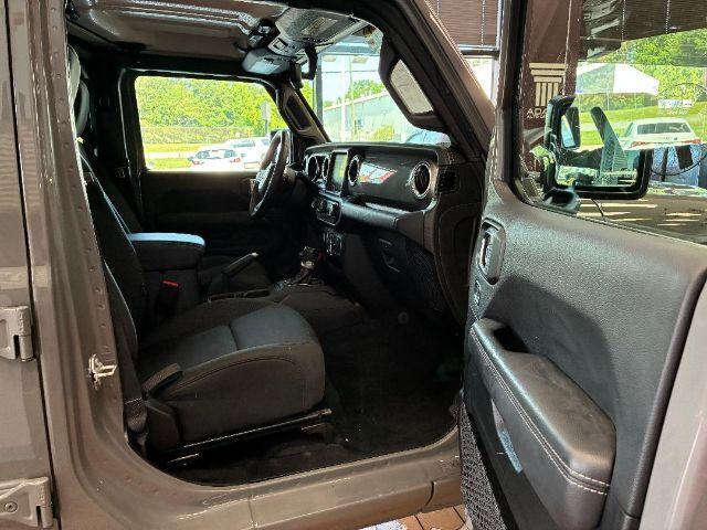 Photo of 2023 Granite Crystal Clearcoat Metallic Jeep Gladiator
