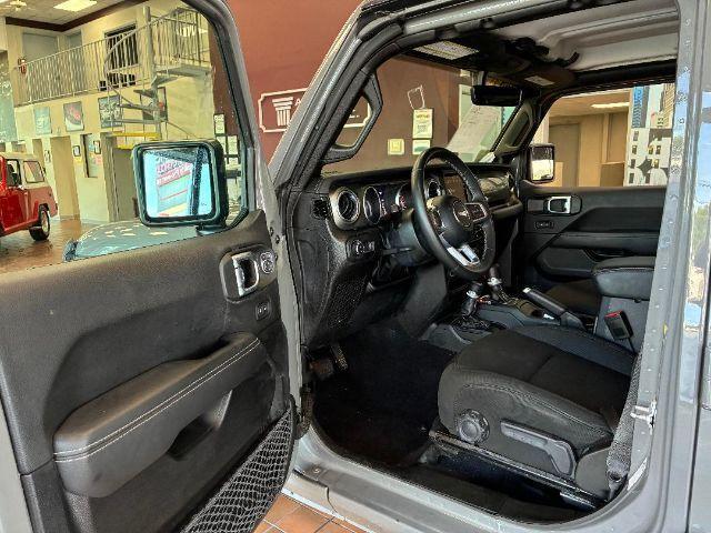 Photo of 2023 Granite Crystal Clearcoat Metallic Jeep Gladiator