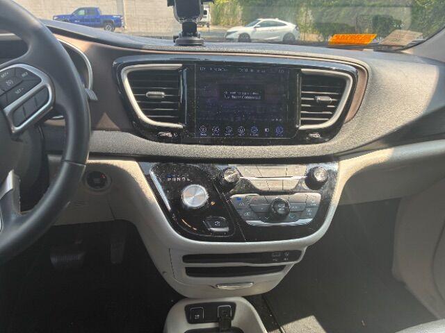 Photo of 2017 Velvet Red Pearlcoat Chrysler Pacifica