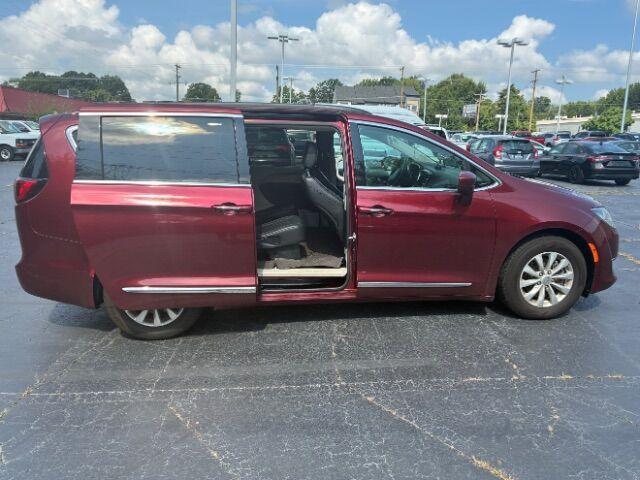Photo of 2017 Velvet Red Pearlcoat Chrysler Pacifica