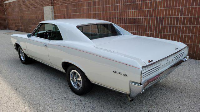 Photo of 1966 White Pontiac GTO