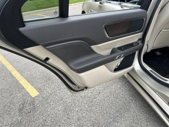 Photo of 2017 Palladium White Gold Metallic Lincoln Continental