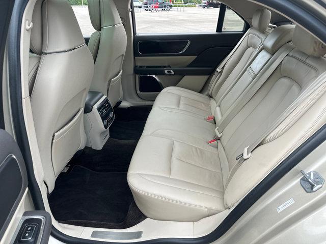 Photo of 2017 Palladium White Gold Metallic Lincoln Continental