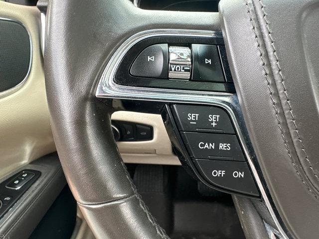 Photo of 2017 Palladium White Gold Metallic Lincoln Continental