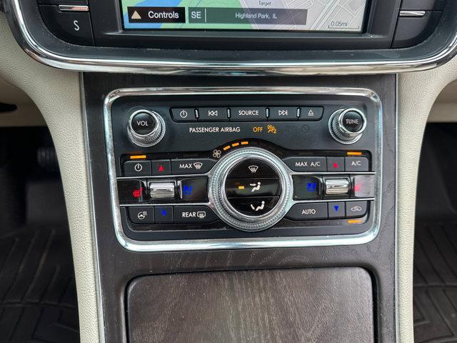 Photo of 2017 Palladium White Gold Metallic Lincoln Continental