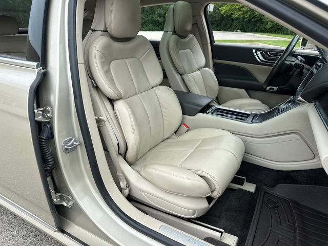 Photo of 2017 Palladium White Gold Metallic Lincoln Continental