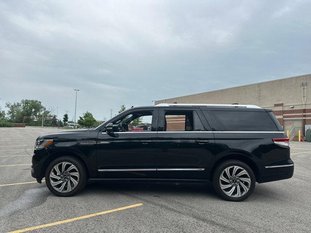 Photo of 2024 Infinite Black Metallic Clearcoat Lincoln Navigator