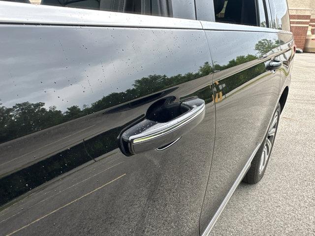 Photo of 2024 Infinite Black Metallic Clearcoat Lincoln Navigator