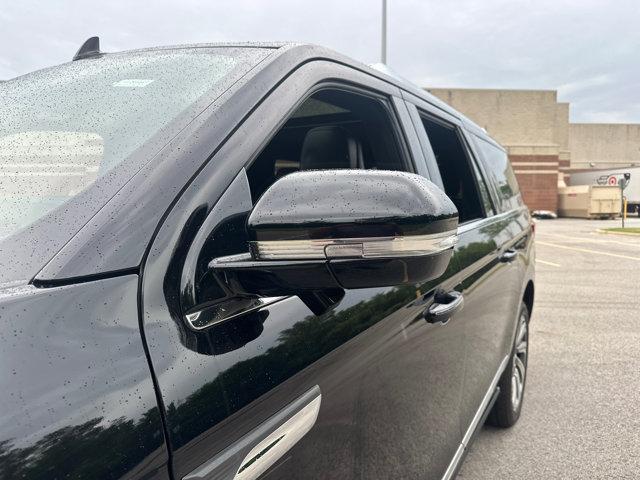 Photo of 2024 Infinite Black Metallic Clearcoat Lincoln Navigator