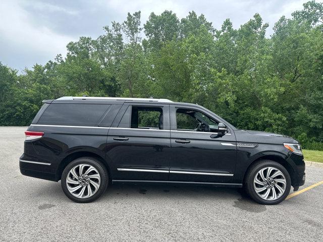 Photo of 2024 Infinite Black Metallic Clearcoat Lincoln Navigator