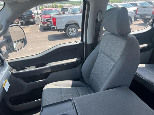 Photo of 2023 Oxford White Ford F-250