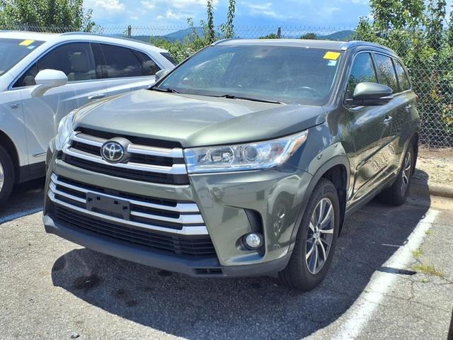 Photo of 2017 Jade Metallic Toyota Highlander