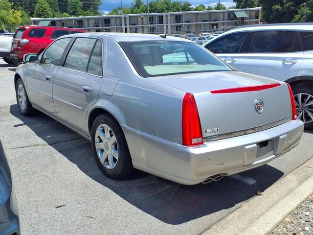 Photo of 2007 Light Platinum Cadillac DTS
