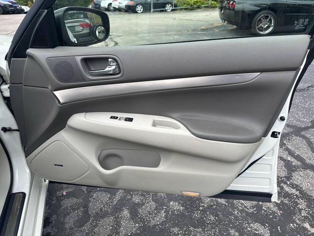 Photo of 2013 Moonlight White INFINITI G37x