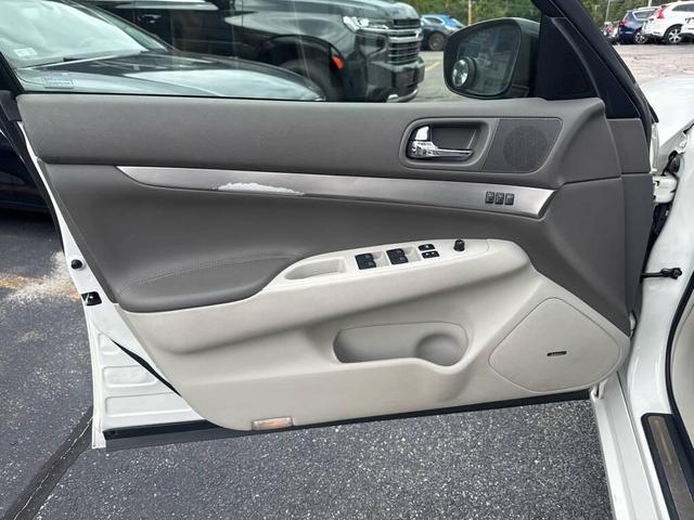 Photo of 2013 Moonlight White INFINITI G37x