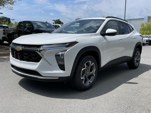 Photo of 2025 Summit White Chevrolet Trax
