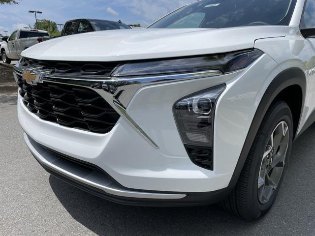Photo of 2025 Summit White Chevrolet Trax