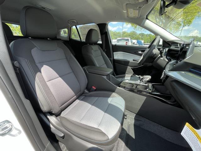 Photo of 2025 Summit White Chevrolet Trax