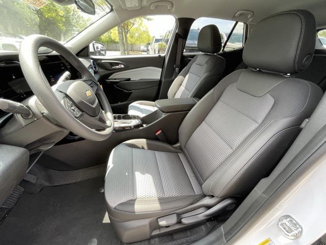 Photo of 2025 Summit White Chevrolet Trax
