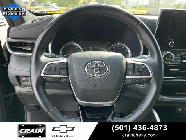 Photo of 2023 Midnight Black Metallic Toyota Highlander