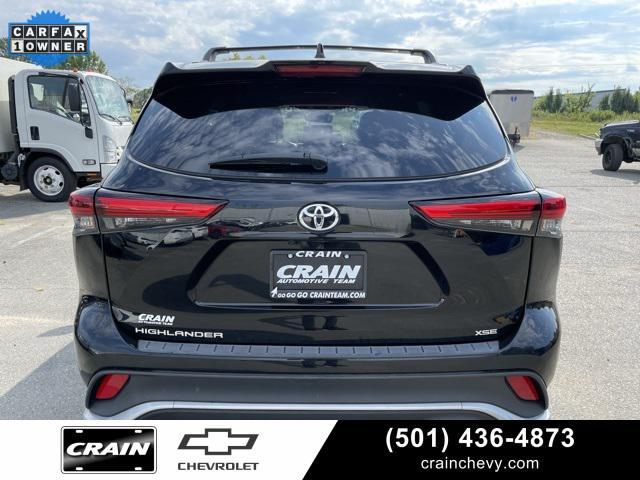 Photo of 2023 Midnight Black Metallic Toyota Highlander