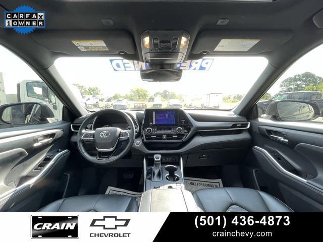 Photo of 2023 Midnight Black Metallic Toyota Highlander