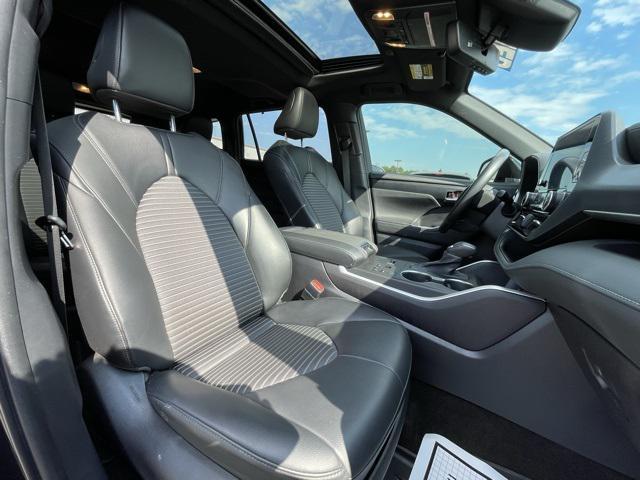 Photo of 2023 Midnight Black Metallic Toyota Highlander