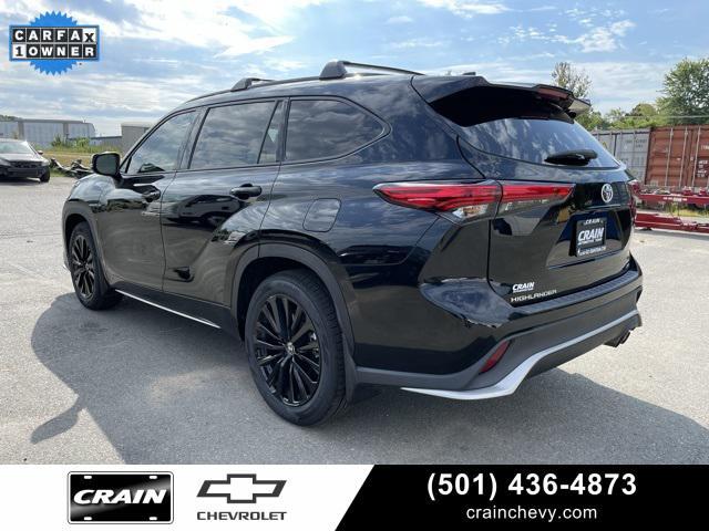 Photo of 2023 Midnight Black Metallic Toyota Highlander