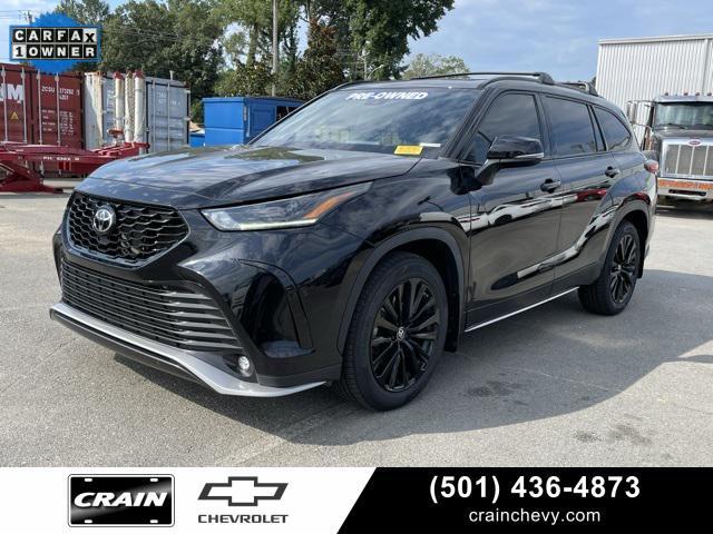 Photo of 2023 Midnight Black Metallic Toyota Highlander
