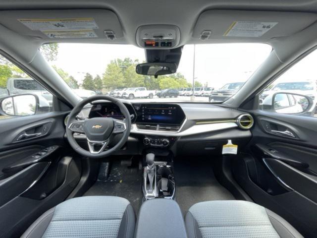 Photo of 2025 Summit White Chevrolet Trax