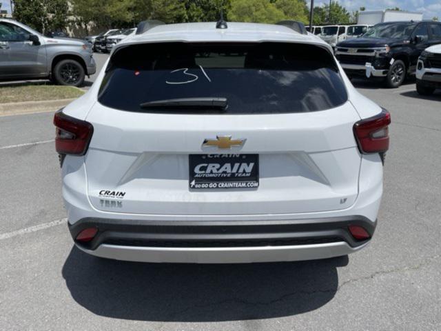 Photo of 2025 Summit White Chevrolet Trax