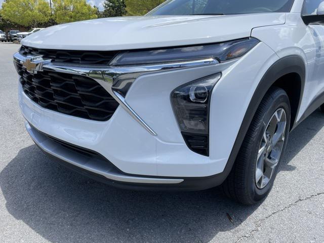Photo of 2025 Summit White Chevrolet Trax