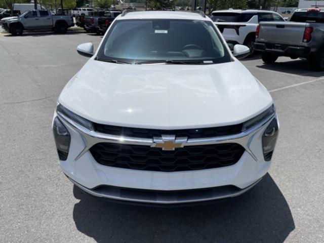 Photo of 2025 Summit White Chevrolet Trax