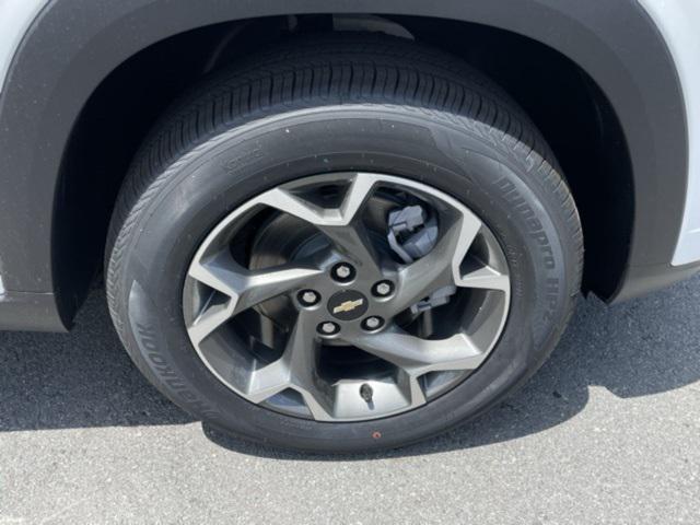 Photo of 2025 Summit White Chevrolet Trax