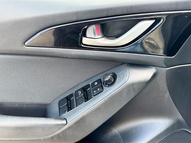 Photo of 2016 Snowflake White Pearl Mica Mazda Mazda3