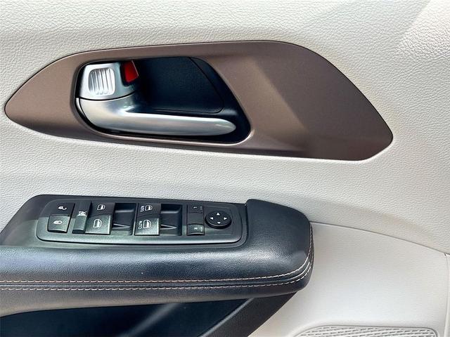 Photo of 2019 Velvet Red Pearlcoat Chrysler Pacifica