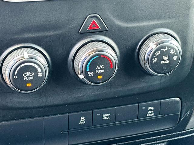 Photo of 2019 Diamond Black Crystal Pearlcoat RAM 1500 Classic