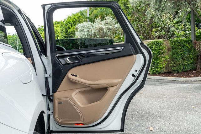 Photo of 2022 White Porsche Macan