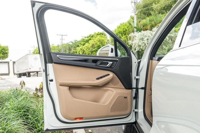 Photo of 2022 White Porsche Macan