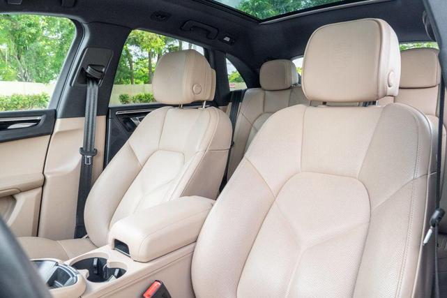 Photo of 2022 White Porsche Macan
