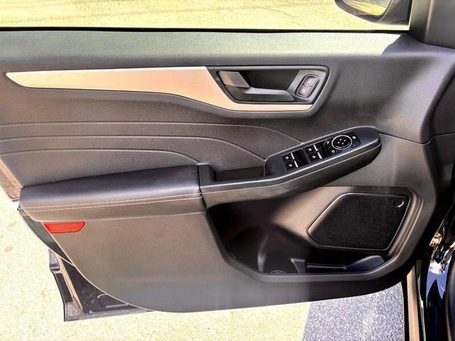 Photo of 2022 Agate Black Metallic Ford Escape
