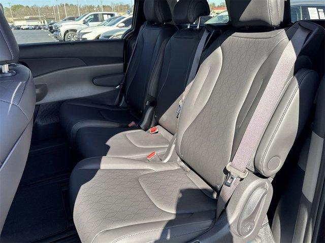 Photo of 2025 Flare Red Kia Carnival Hybrid