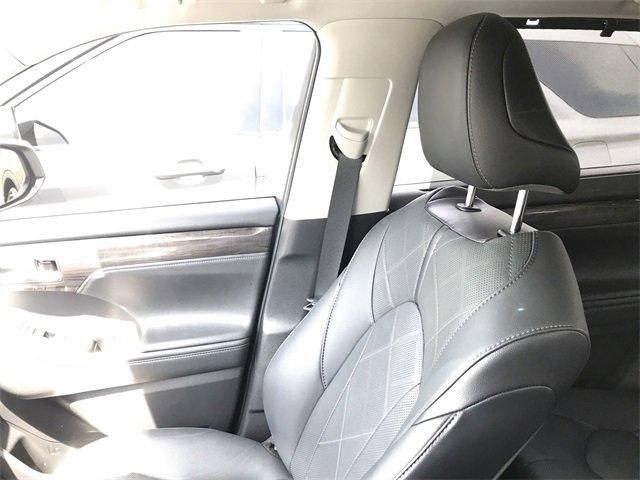 Photo of 2021 Blizzard Pearl Toyota Highlander