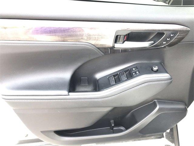 Photo of 2021 Blizzard Pearl Toyota Highlander