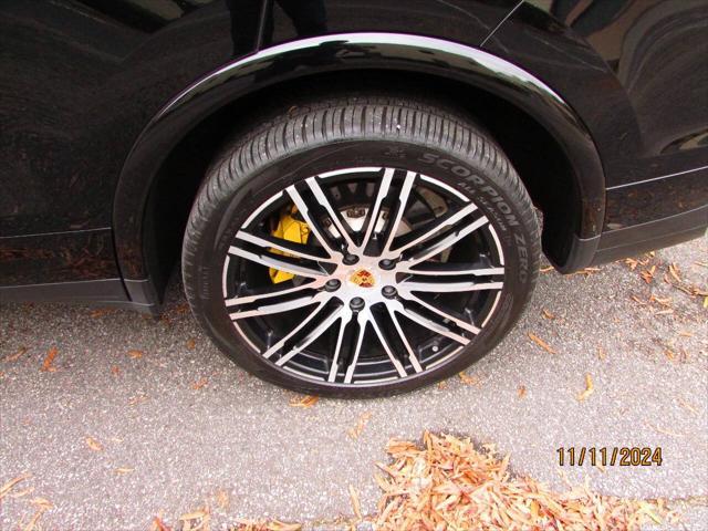 Photo of 2016 Black Porsche Cayenne